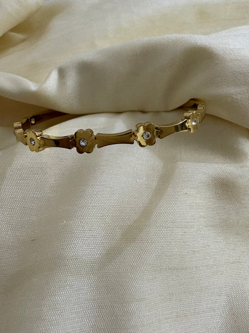 Floral Crystal Bracelet – Elegant Gold-Tone Bracelet