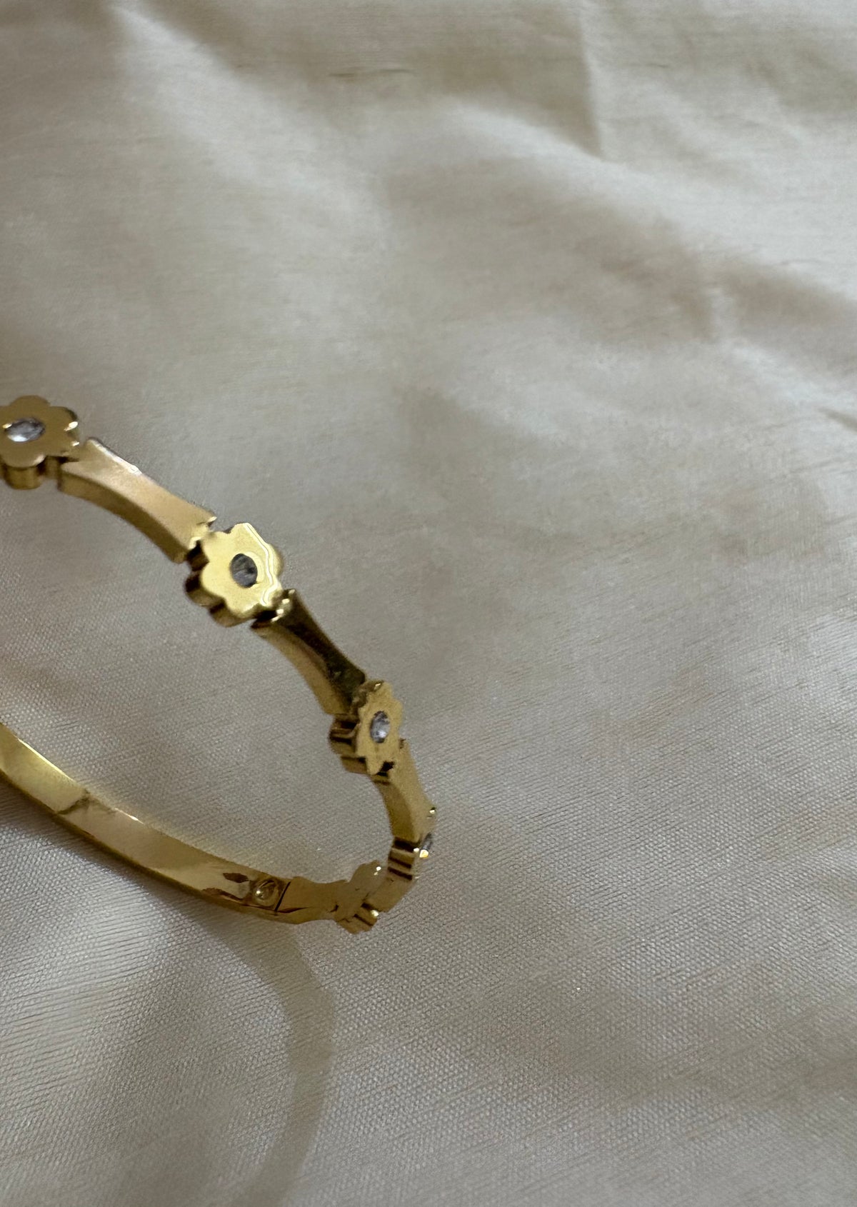 Floral Crystal Bracelet – Elegant Gold-Tone Bracelet