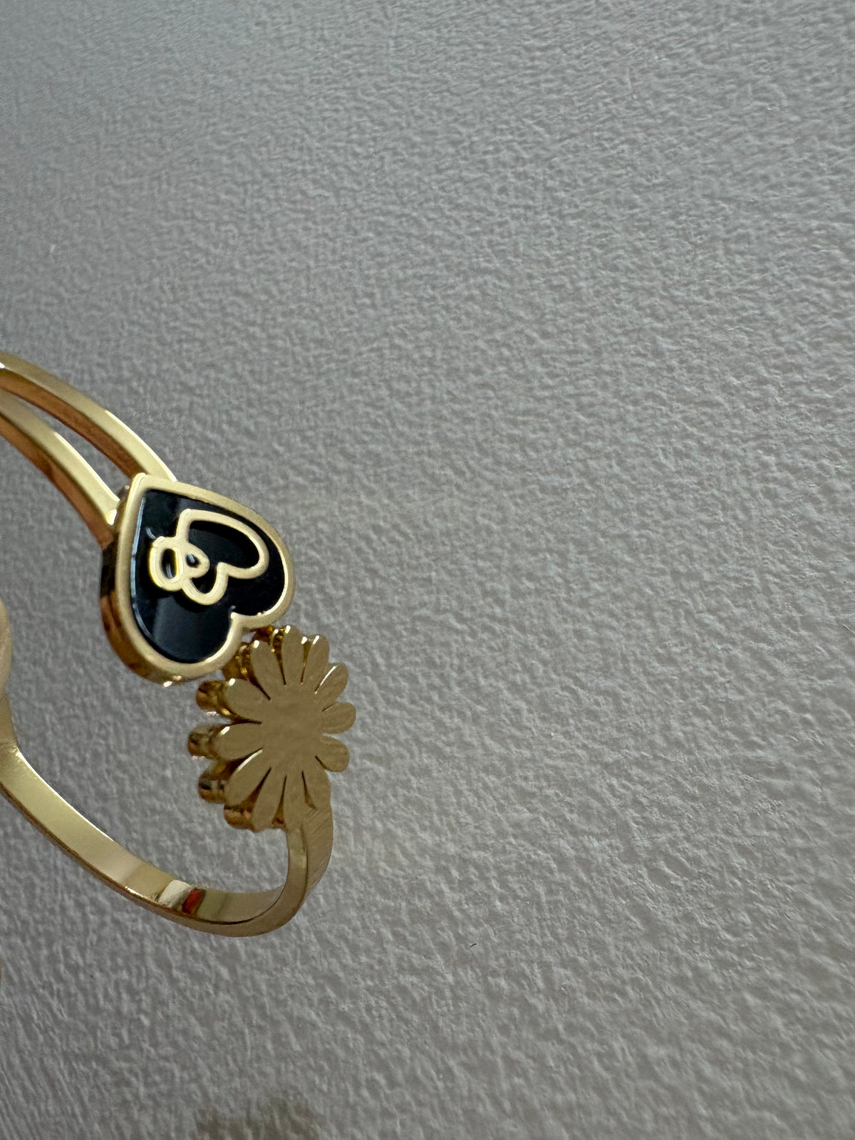 Black Heart & Floral Gold-Tone Bracelet – Elegant Open Bangle