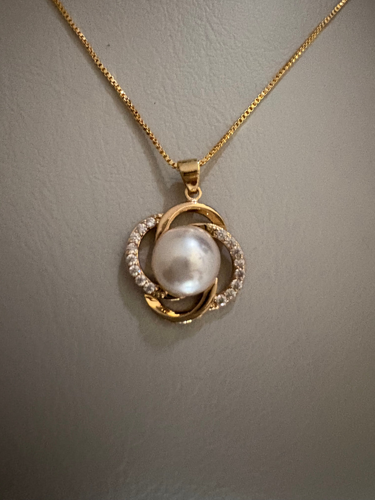 Pearl Pendant Necklace – Elegant Gold-Tone Statement Necklace