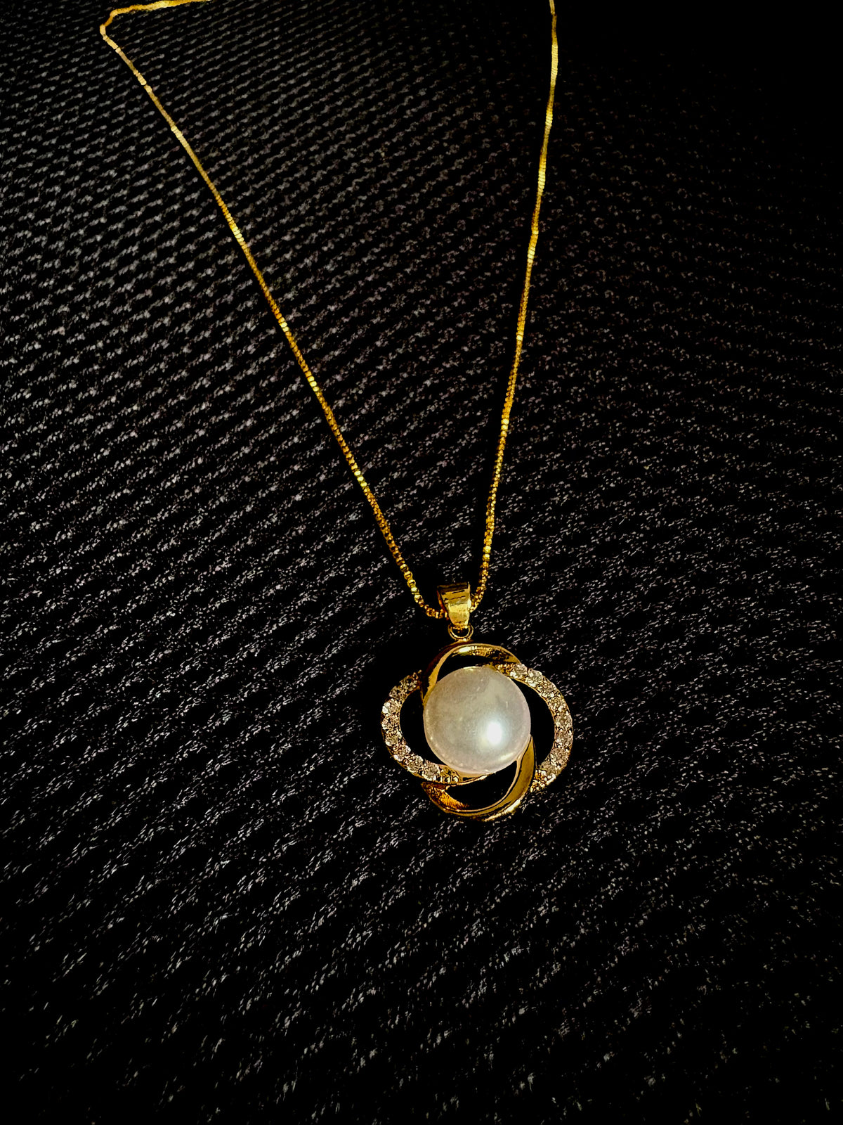 Pearl Pendant Necklace – Elegant Gold-Tone Statement Necklace