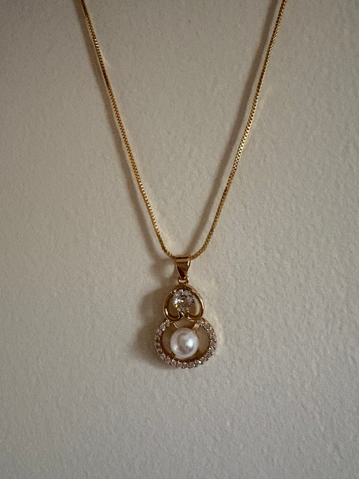 Pearl Circle Pendant Necklace – Dainty Gold-Tone Necklace