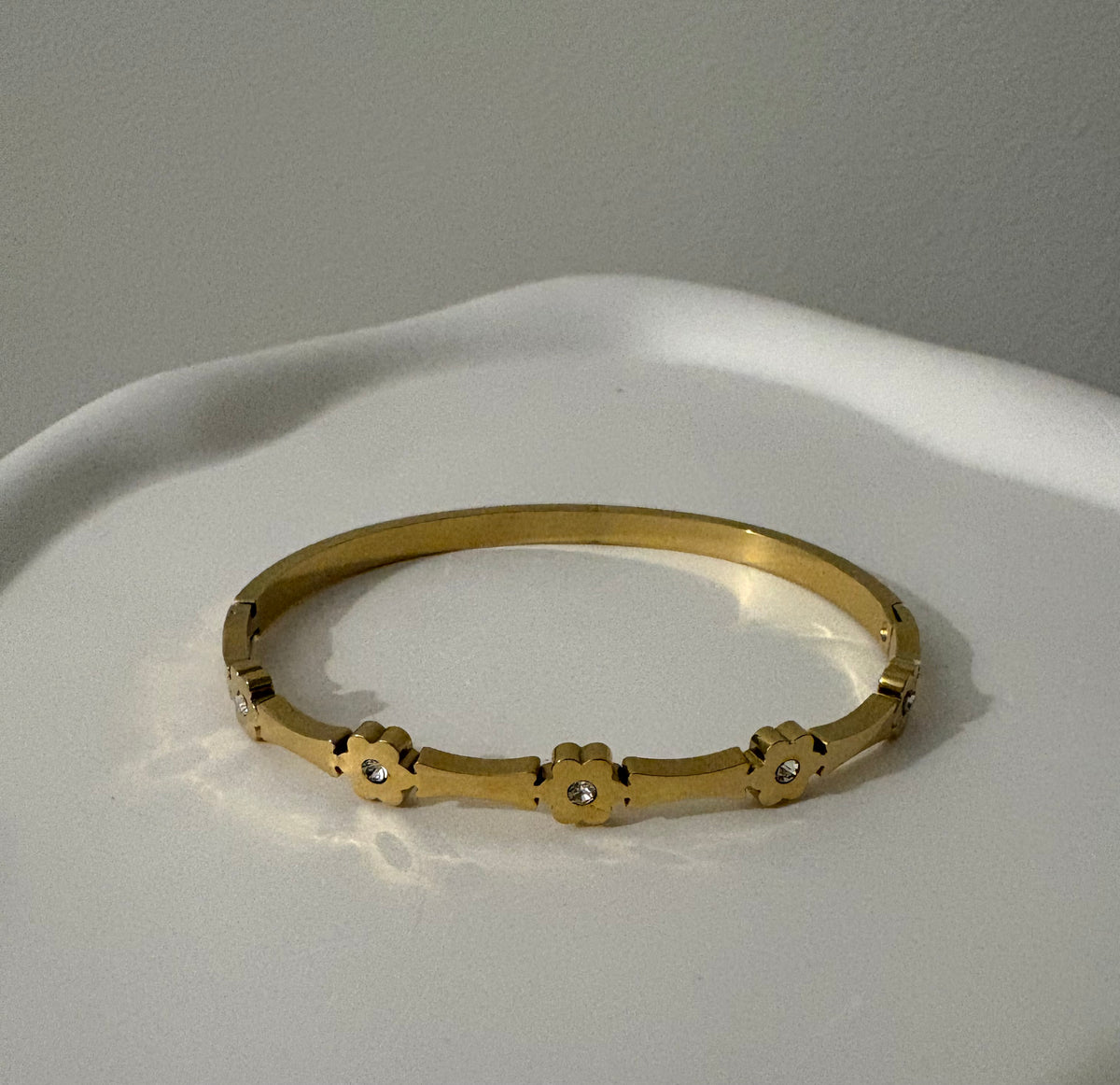 Floral Crystal Bracelet – Elegant Gold-Tone Bracelet