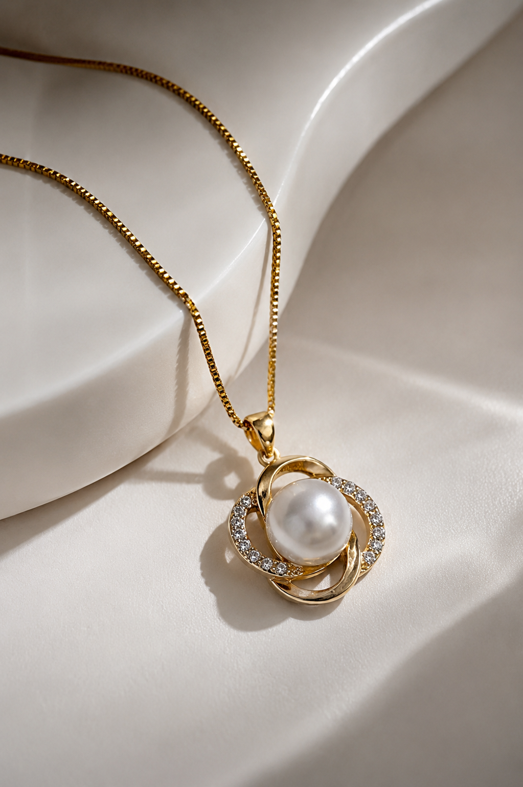 Pearl Pendant Necklace – Elegant Gold-Tone Statement Necklace
