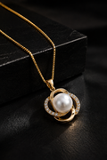 Pearl Pendant Necklace – Elegant Gold-Tone Statement Necklace