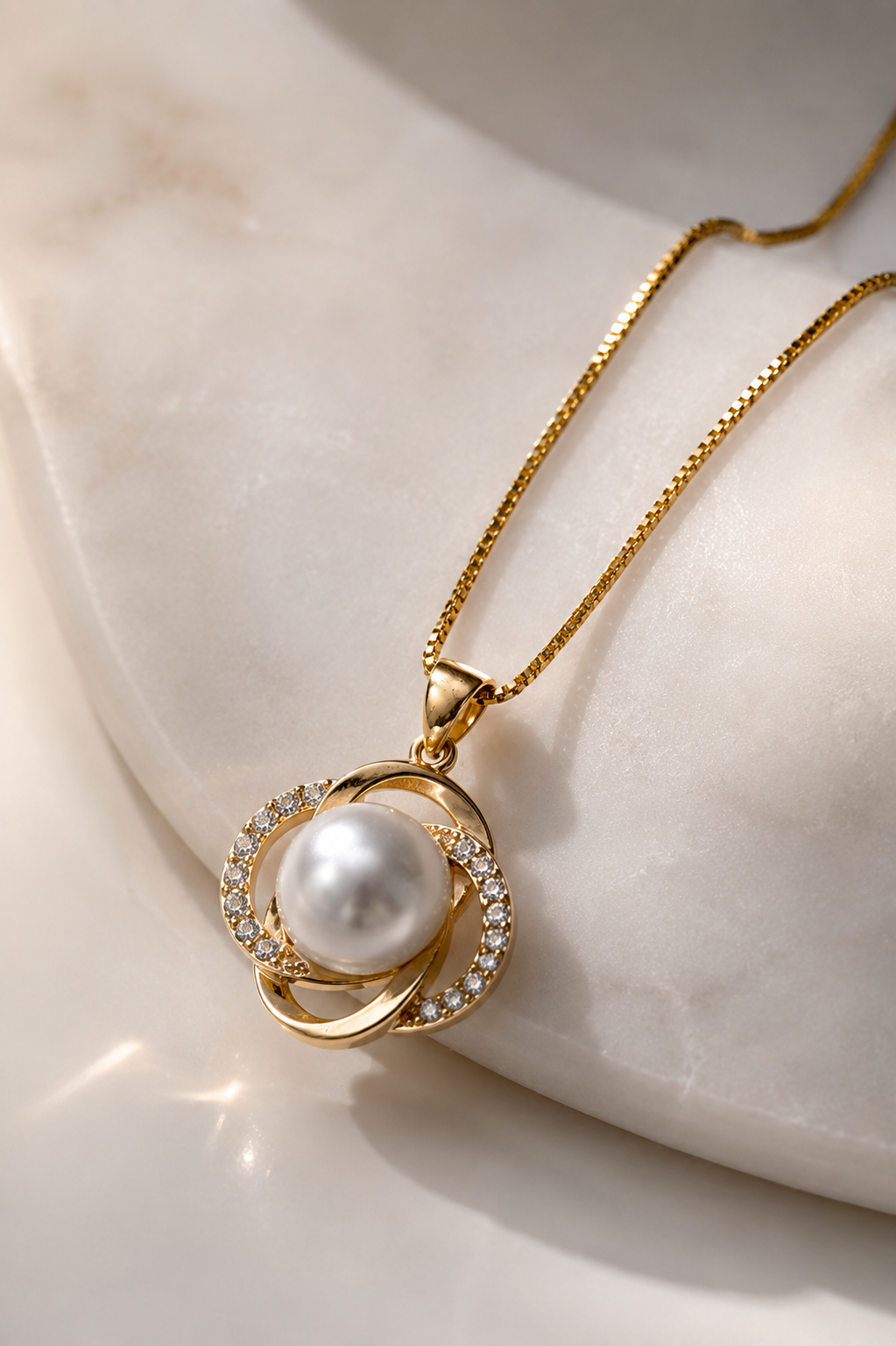 Pearl Pendant Necklace – Elegant Gold-Tone Statement Necklace